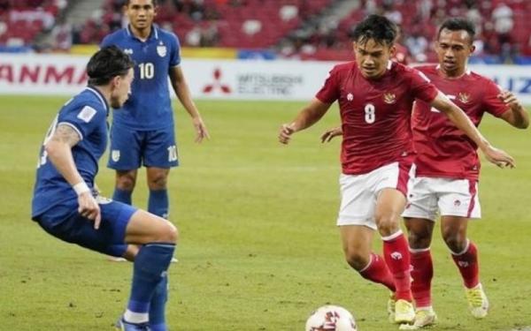 Winger Timnas Indonesia, Witan Sulaeman Winger Timnas Indonesia, Witan Sulaeman (8) berusaha melewati hadangan pemain Thailand, Tristan Do dalam laga leg 1 final Piala AFF 2020 di Stadion National, Singapura, Rabu (29/12/2021). (Foto: Instagram/@pssi)