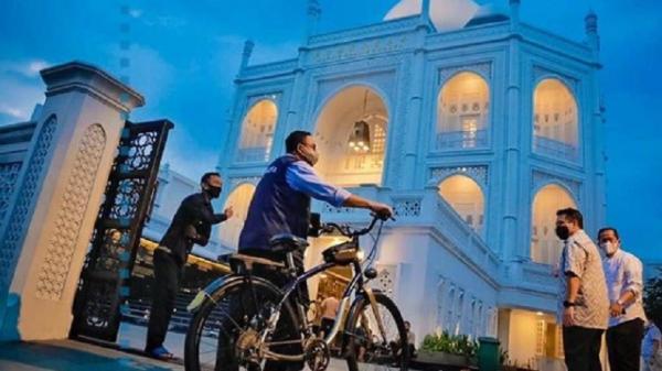 Gubernur DKI Jakarta Anies Baswedan menyempatkan salat di masjid yang kerap disebut Taj Mahal Mini. (Foto: Instagram).