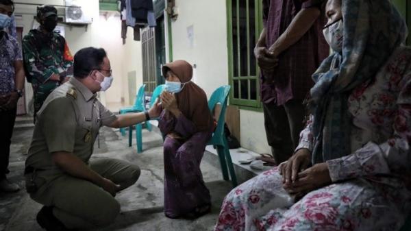 Anies Di Kembangan Bagdja Si Gubernur DKI Jakarta Anies Baswedan menyampaikan belasungkawa kepada orang tua dari dua anak yang meninggal dunia korban banjir di Kembangan, Jakarta Barat, Senin (22/2/2021) malam. (Foto: Bagdja/Sindonews).