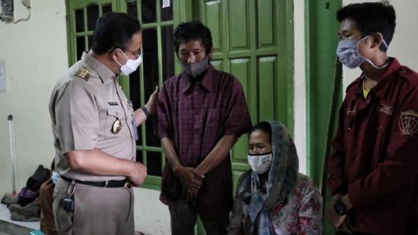 Anies Di Kembangan 3 Bagdja Si Gubernur DKI Jakarta Anies Baswedan menyampaikan belasungkawa kepada orang tua dari dua anak yang meninggal dunia korban banjir di Kembangan, Jakarta Barat, Senin (22/2/2021) malam. (Foto: Bagdja/Sindonews).