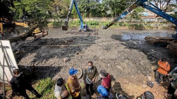 Anies Di Kali Krukut 2 Ig Anies Gubernur DKI Jakarta Anies Baswedan meninjau langsung pengerukan lumpur di Kali Krukut, Jakarta Pusat. (Foto: Instagram).