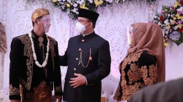 Anies Di Pernikahan Warga 3 Ig Gubernur DKI Jakarta Anies Baswedan menghadiri acara pernikahan salah satu warga di kawasan Basmol, Kembangan, Jakarta Barat, Minggu (6/6/2021). (Foto: Instagram).
