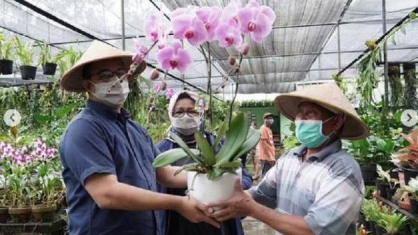 Anies Di Ragunan Instagram Anies minum jamu di Salemba (Foto: Instagram Anies Baswedan)