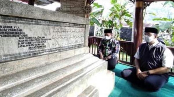 Anies Makam Cut Nyak Dien2 Fb Gubernur DKI Jakarta Anies Baswedan berziarah ke makam pahlawan, Cut Nyak Dien di Kampung Gunung Puyuh, Desa Sukajaya, Kecamatan Sumedang Selatan, Jawa Barat. (Foto: Facebook).