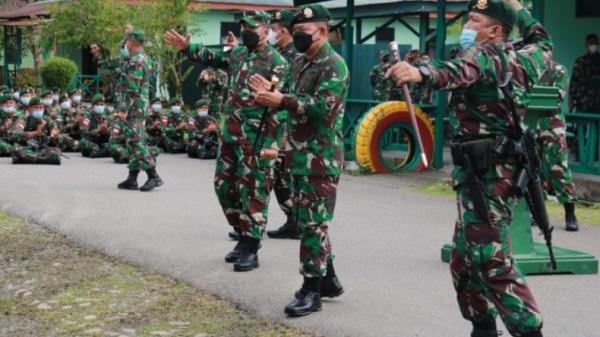 Dudung Abdurachman2 Tni Pangkostrad Letjen TNI Dudung Abdurachman mengunjungi Makoopsgab Pinang Sirih-III di markas Yonif Raider 754 Kostrad, Kabupaten Mimika, Papua, Senin (5/7/2021). (Foto: Dok. TNI).