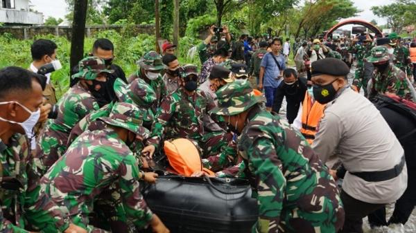 Hadi Tjahjanto 3 Tni Panglima TNI Marsekal TNI Hadi Tjahjanto meninjau langsung lokasi bencana banjir di Kabupaten Tanah Laut Kalimantan Selatan, Sabtu (16/1/2021). (Foto: Dok. TNI).