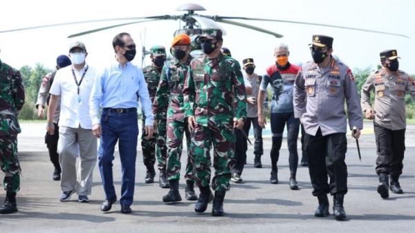 Hadi Tjahjanto 2 Puspen Tni Panglima TNI Marsekal TNI Hadi Tjahjanto bersama Kapolri Jenderal Polisi Listyo Sigit Prabowo kunjungan kerja dan rapat terkait penanganan Covid-19 di Kabupaten Kudus, Jawa Tengah, Minggu (6/6/2021). (Foto: Dok. Puspen TNI).