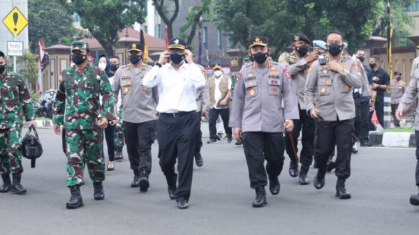 Hadi Tjahjanto Di Mabes Polri 2 Dok Tni Panglima TNI Marsekal TNI Hadi Tjahjanto meninjau vaksinasi massal Covid-19 di Lapangan Bhayangkara Mabes Polri, Jakarta Selatan, Kamis (24/6/2021). (Foto: Dok. TNI).