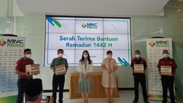 Mnc Peduli Untuk Porter KA Mishell MNC Peduli menyalurkan bantuan kepada dai di pedalaman Indonesia dan porter Stasiun Gambir, Pasar Senen serta Jatinegara secara simbolis di Lobby Gedung Fincen, Jakarta, Senin (10/5/2021). (Foto: Widya Mishella).