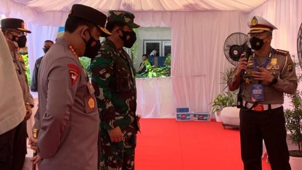 Sambodo Kalideres 2 Jonathan Panglima TNI Marsekal TNI Hadi Tjahjanto mengecek langsung pembatasan mobilitas kendaraan di Posko PPKM Darurat Kalideres, Jakarta Barat, Sabtu (3/7/2021). (Foto: Jonathan).