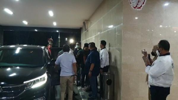 Yahya Waloni Sandal Putera Yahya Waloni tiba di Bareskrim Polri menjalani pemeriksaan terkait dugaan penodaan agama, Kamis (26/8/2021). (Foto: Puteranegara).