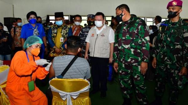 KSAL Laksamana TNI Yudo Margono mewakili Marsekal TNI Hadi Tjahjanto meninjau pelaksanaan serbuan vaksinasi di Club House Bame ETF, Serongga, Kecamatan Kelumpang Hilir Kabupaten Kotabaru, Kalimantan Selatan, Jumat (17/9/2021). (Foto: Puspen TNI).
