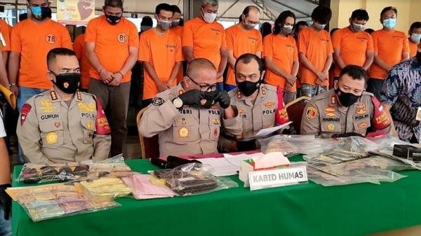 Yusri Soal Preman Yohannes Polda Kalbar menangkap delapan preman yang memalak pengemudi speedboat di Pelabuhan Pontianak. (Foto: MNC Portal/Uun Yuniar)
