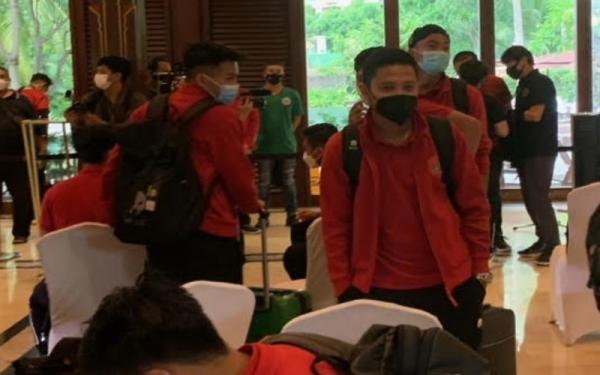 Pemain Timnas Indonesia, Evan Dimas dan Witan Sulaeman tampak hadir di lobi Kudus, Hotel Sultan, Senayan, Jakarta, Minggu (2/1/2022). (Foto: MNC Portal Indonesia/Quadiliba Al-farabi)