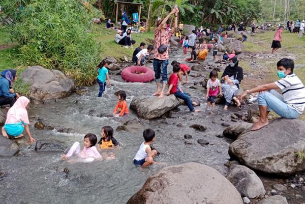 ledok sambi Sejumlah wisatawan menikmati objek wisata Ledok Sambi yang ada di Sleman. (Foto: iNews.id/Kuntadi)