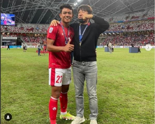 Shin Tae-yong dan dedik Shin Tae-yong mengunggah foto bersama striker Dedik Setiawan. Unggahan itu langsung diserbu netizen yang menyoroti gaya dan ekspresi Shin Tae-yong. (foto: Instagram/Shintaeyong7777).