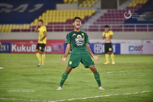 Marselino Ferdinan menggila Persebaya Surabaya menang 3-1 atas Bali United dalam lanjutan pekan ke-17 Liga 1 2021/2022. Wonderkid Persebaya Marselino Ferdinan bermain kesetanan di laga itu
