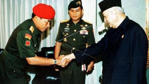 Muchdi Pr Mayor Jenderal TNI (Purn) Muchdi Purwoprandjono saat diangkat Presiden Soeharto sebagai Danjen Kopassus. (Foto: Dok Antara)