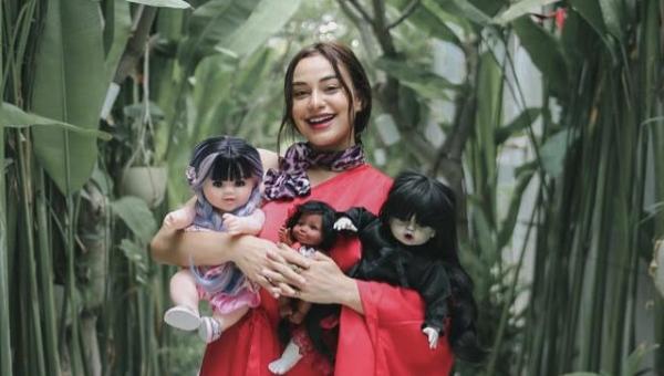 Nora Alexandra spirit doll Nora Alexandra bersama spirit doll.