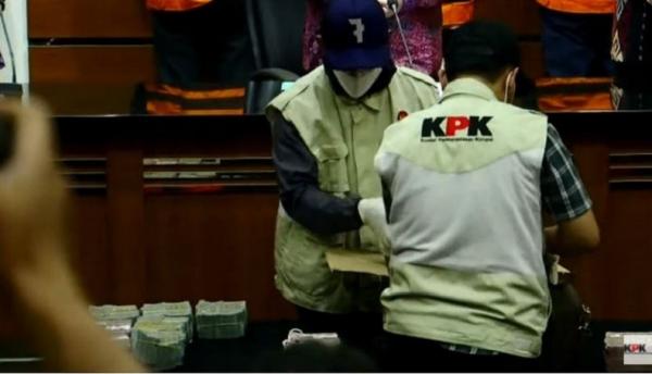 Barang bukti kasus suap Wali Kota Bekasi yang disita KPK. (Foto akun Youtube KPK).