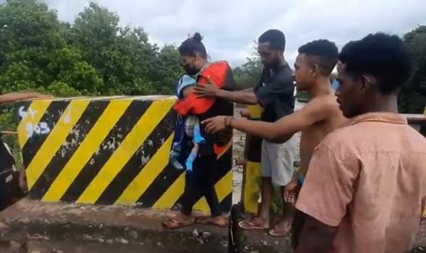 Ibu Alor Ntt 1 Ibu menggendong bayi nekat menyeberang jembatan ambruk di Alor, NTT. (Foto: iNews/Danny Manu)