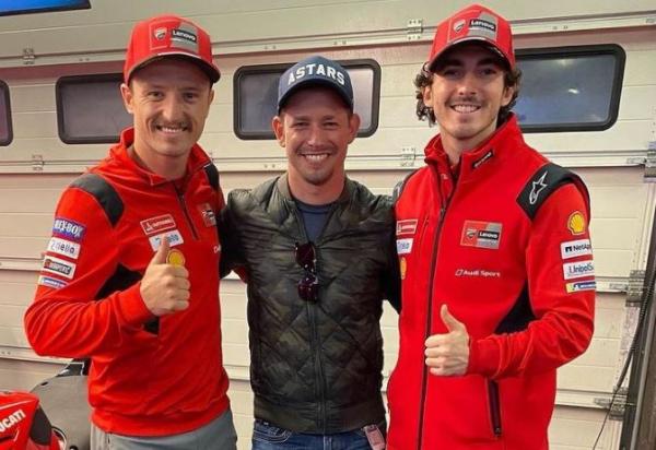 Jack Miller Casey Stoner Bagnaia Legenda MotoGP, Casey Stoner (tengah) berfoto dengan pembalap Ducati Lenovo, Jack Miller dan Francesco Bagnaia. (Foto: Instagram/@official_cs27)