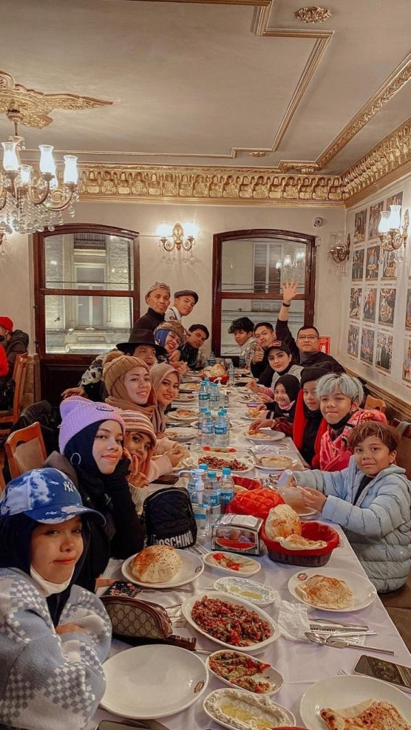 Screenshot 20220107 132124 Instagram Makan bersama di restoran. (Foto: Instagram)