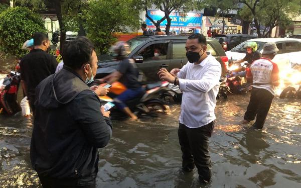 banjir Surabaya Walu Kota Surabaya Eri Cahyadi memberi arahan kepada petugas di lapangan untuk mengatasi banjir, Jumat (7/1/2022). (Foto: Sindonews/Aan Haryono).