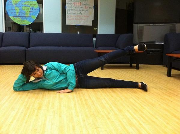 Lying leg raises Lying leg raises diperagakan seorang wanita di dalam ruangan. (Foto: Wikimedia Commons)