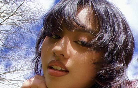 Naja Dewi Maulana Putri cantik vokalis band Indonesia, Naja Dewi Maulana.