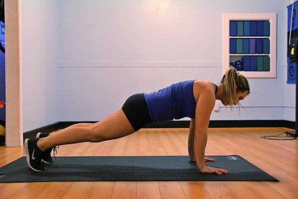 Seorang wanita sedang melakukan plank Seorang wanita sedang melakukan plank. (Foto: Wikimedia Commons)