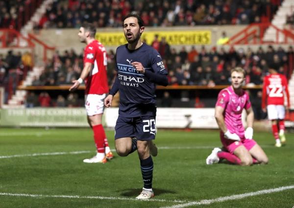 Man City Piala FA Bernardo Silva Manchester City menang telak 4-1 atas Swindon Town dalam babak ketiga Piala FA 2021/2022. Bernardo Silva ikut cetak gol. (foto: Reuters/Paul Childs)