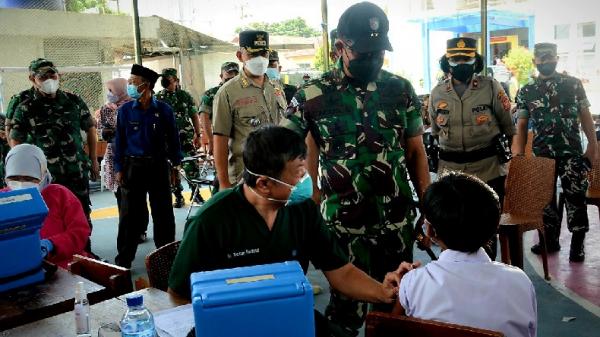 PANGDAM LEMBANG1 Pangdam III Siliwangi Mayjen TNI Agus Subiyanto berbincang dengan anak SD yang divaksin Covid-19. (Foto: Pendam Siliwangi)