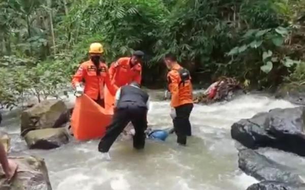 Pembunuhan Wonosobo 2 Penemuan jenazah korban di Sungai Kemadu, Wonosobo. (Foto: iNews/Didik Dono)