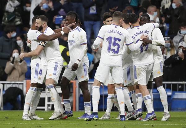 Real Madrid menang besar saat menjamu Valencia pada pekan 20 Liga Spanyol 2021/2022. Real Madrid menang 4-1. (foto: REUTERS/Susana Vera).
