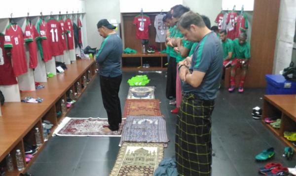 Timnas Indonesia Pemain Timnas Indonesia Salat Maghrib di ruang ganti Stadion Rajamangala sebelum final Piala AFF 2016. (Foto: PSSI)