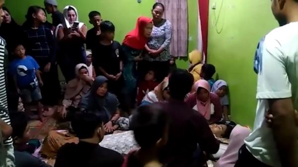 Tawuran di Padang, Sumbar. Akibatnya, satu remaja tewas terkena bacok di bagian leher (Budi Sunandar/MNC Portal)