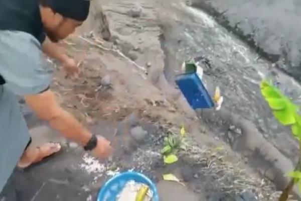 Tangkapan layar laki-laki yang menendang dan membuang sesajen di Gunung Semeru.