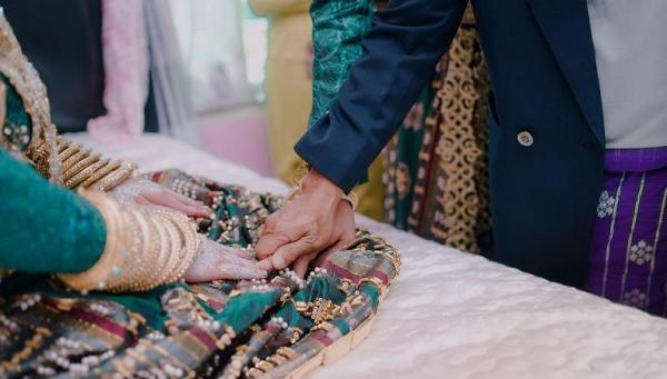 Tradisi Mappasikarawa Suku Bugis Tradisi Mappasikarawa Suku Bugis (Foto: Instagram/ilaa.ilhami)