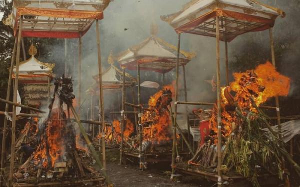 Upacara Ngaben di Bali. (Foto: Instagram @ardibebangkan)