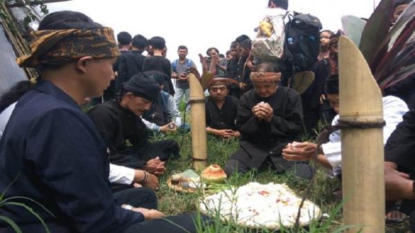 CIREUNDEU Warga Kampung Adat Cireundeu, Leuwigajah, Kota Cimahi menggelar ritual. Mereka sebagian besar masih menganut Sunda Wiwitan. (Foto: ADI HARYANTO)