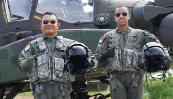Jenderal TNI Dudung Abdurachman menjadi KSAD pertama yang menerbangkan helikopter serang AH-64E Apache. (Foto Dispenad).
