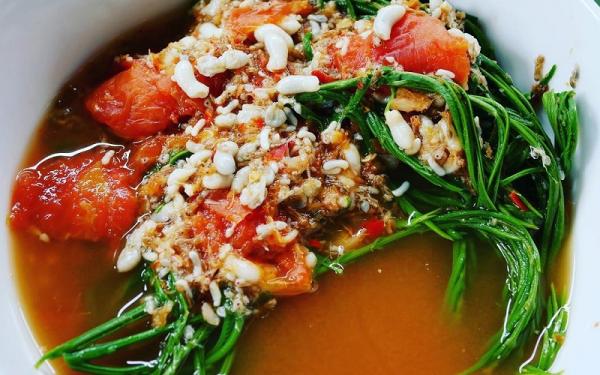 kuliner ekstrem Gaeng Kai Mot Daeng Kuliner ekstrem gaeng kai mot daeng atau sup telur semut (Foto: Instagram srisuda.dougherty)