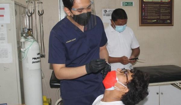 Ardhito 1 Aktor film sekaligus musisi Ardhito Pramono dites Covid-19 di Polres Jakbar. (Foto dok Humas Polres Jakbar).