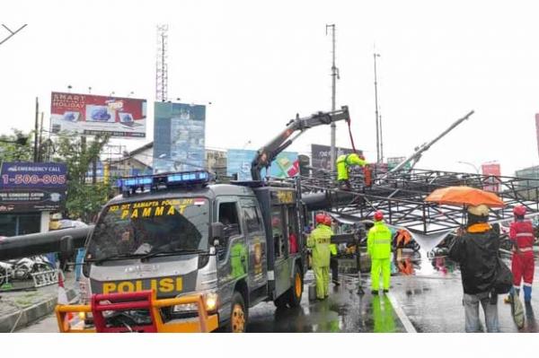 Bpbd 2 Petugas melakukan penangganan baliho yang roboh di perempatan Condongcatur, Depok roboh, Rabu (12/1/2022). (Foto: Dok BPBD Sleman)