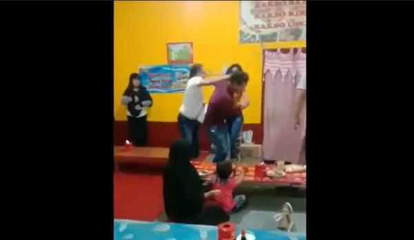 pelakor tangkapan layar saat laki-laki dihajar dua ibu muda di Jember. (Foto: iNews.id/Bambang Sugiarto).