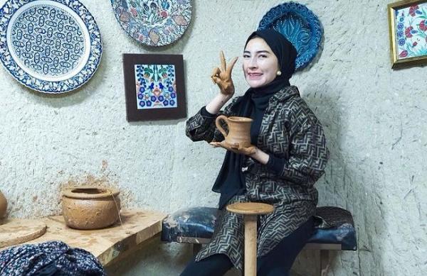 Shandy Purnamasari OOTD TURKI Shandy Purnamasari OOTD saat liburan di Turki. (Foto: IG)