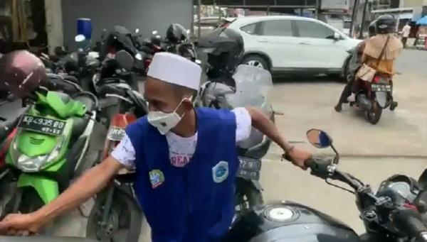 Juru Parkir Jujur Ismail, juru parkir viral di Kota Pontianak karena kejujurannya. (Foto: iNews/Uun Yuniar)