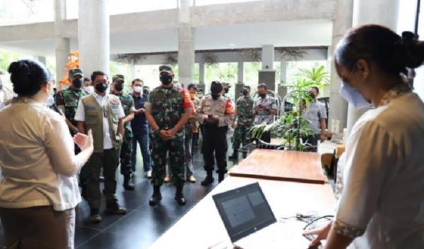 Kepala Bnpb2 Kepala BNPB Letjen Suharyanto meninjau dua hotel lokasi karantina pelaku perjalanan luar negeri (PPLN) di Bali. (Foto: Humas BNPB)