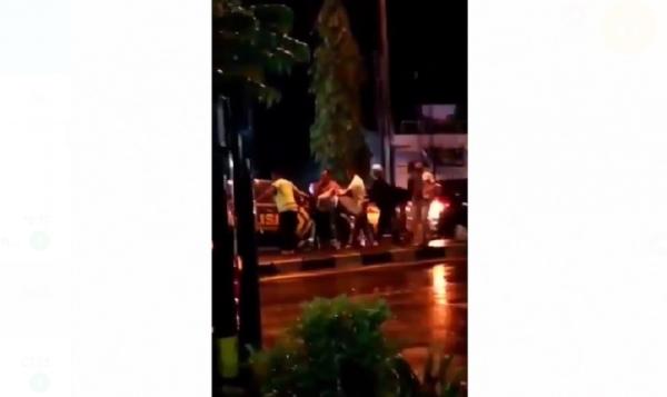 Tangkapan layar saat keluarga pengantar jenazah diadang dan dianiaya polisi. (istimewa).
